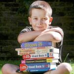Joven con varios libros