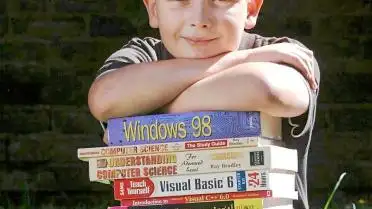 Joven con varios libros