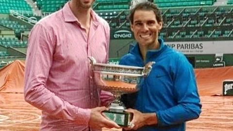 Rafa Nadal comparte la Copa de los Mosqueteros con su amigo Pau Gasol en la Philippe Chatrier