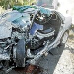 Estado en que quedó un turismo que impactó el lunes con un camión en la CL-116 de Soria. El conductor del vehículo murió.