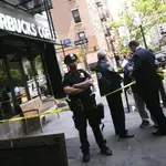  Investigan explosión de artefacto frente a cafetería Starbucks de Manhattan
