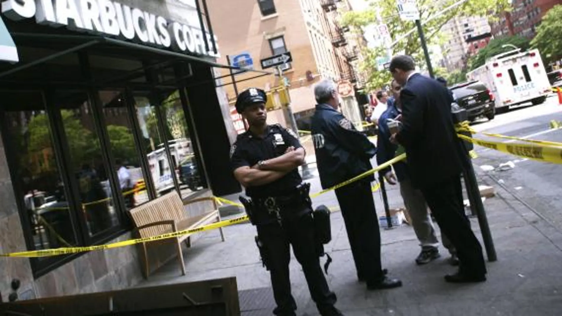 Investigan explosión de artefacto frente a cafetería Starbucks de Manhattan