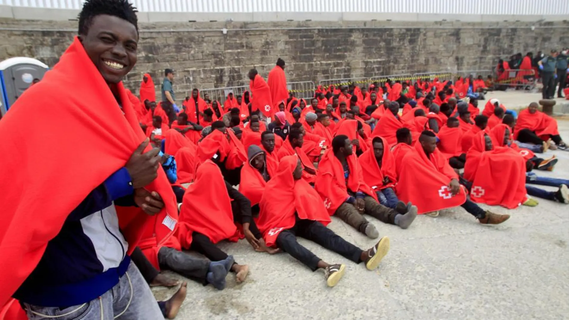 Varios inmigrantes son atendidos en el puerto de Tarifa