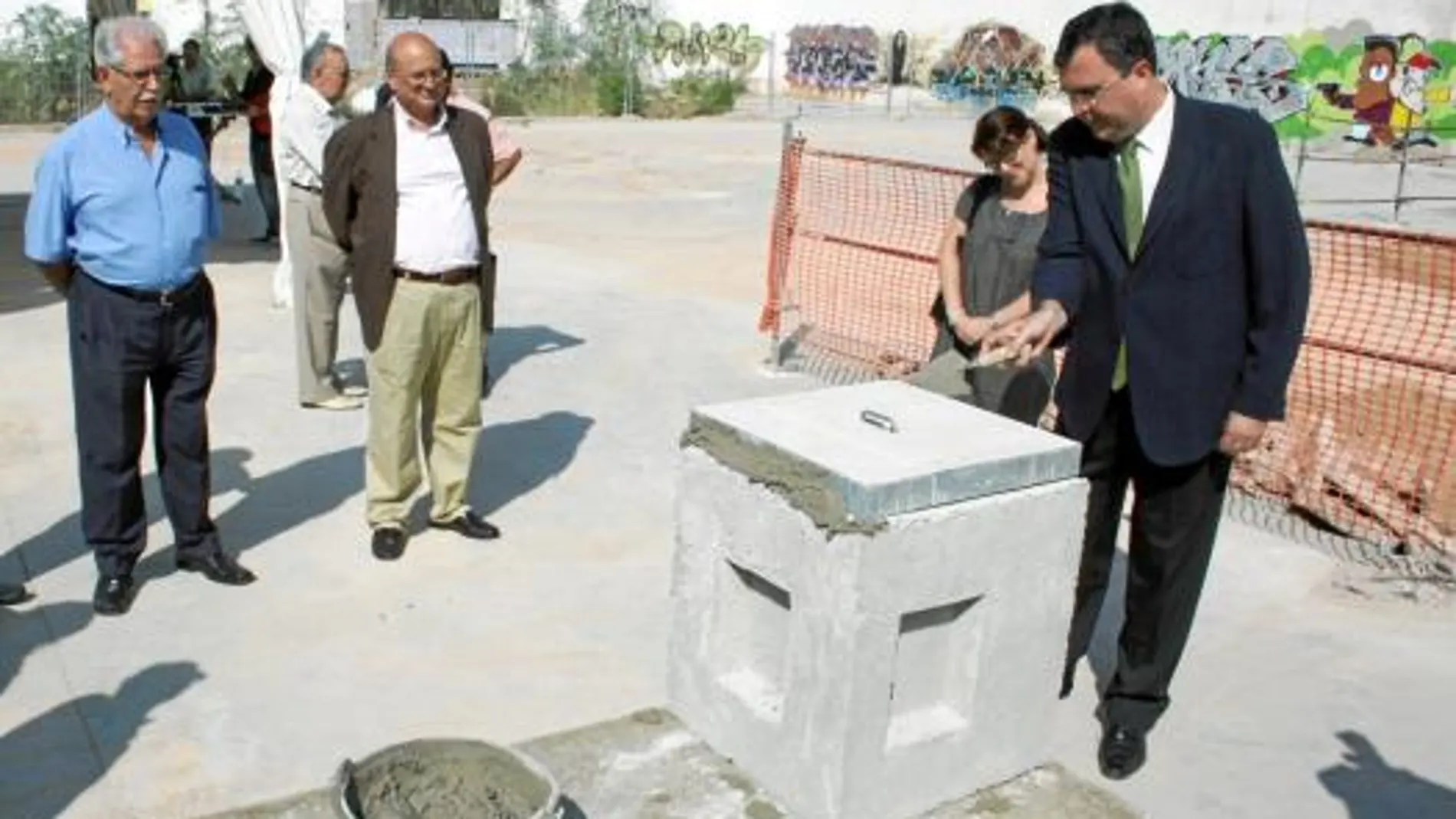El consejero de Obras Públicas pone la primera piedra de las obras