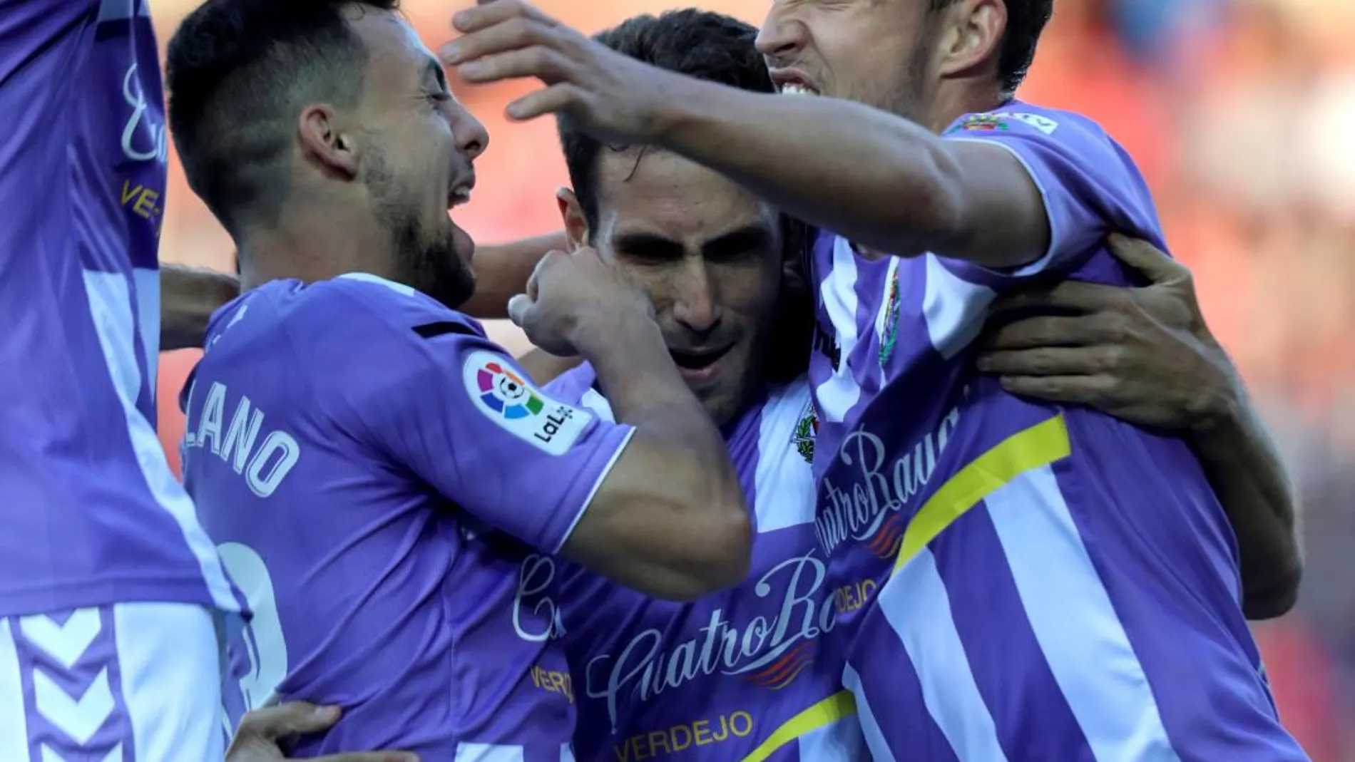 El defensa del Valladolid, Kiko Olivas (c), celebra su gol, el primero del partido de ida de la final por el ascenso de LaLiga Santander que el Numancia y el Valladolid / Efe