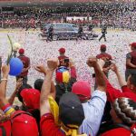 El pueblo venezolano vitorea el paso del cortejo fúnebre que trasladaba el cuerpo de Hugo Chávez