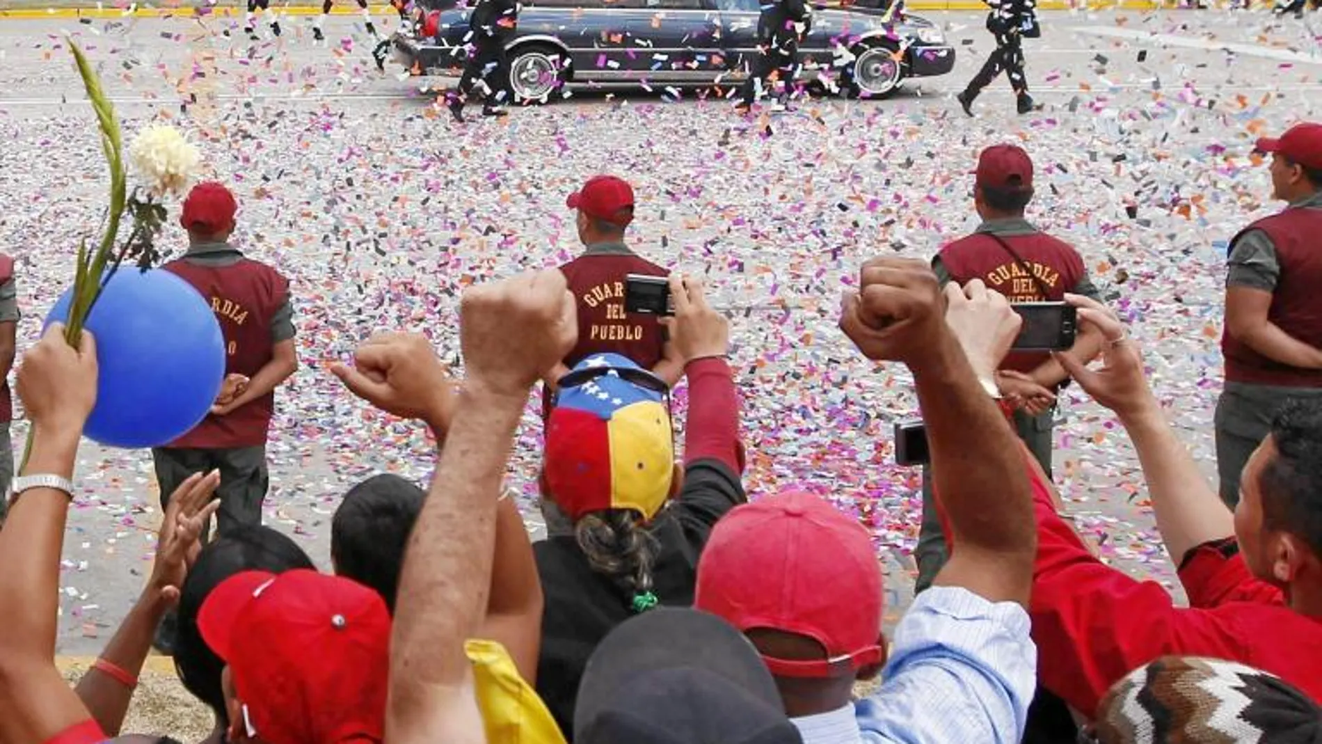 El pueblo venezolano vitorea el paso del cortejo fúnebre que trasladaba el cuerpo de Hugo Chávez
