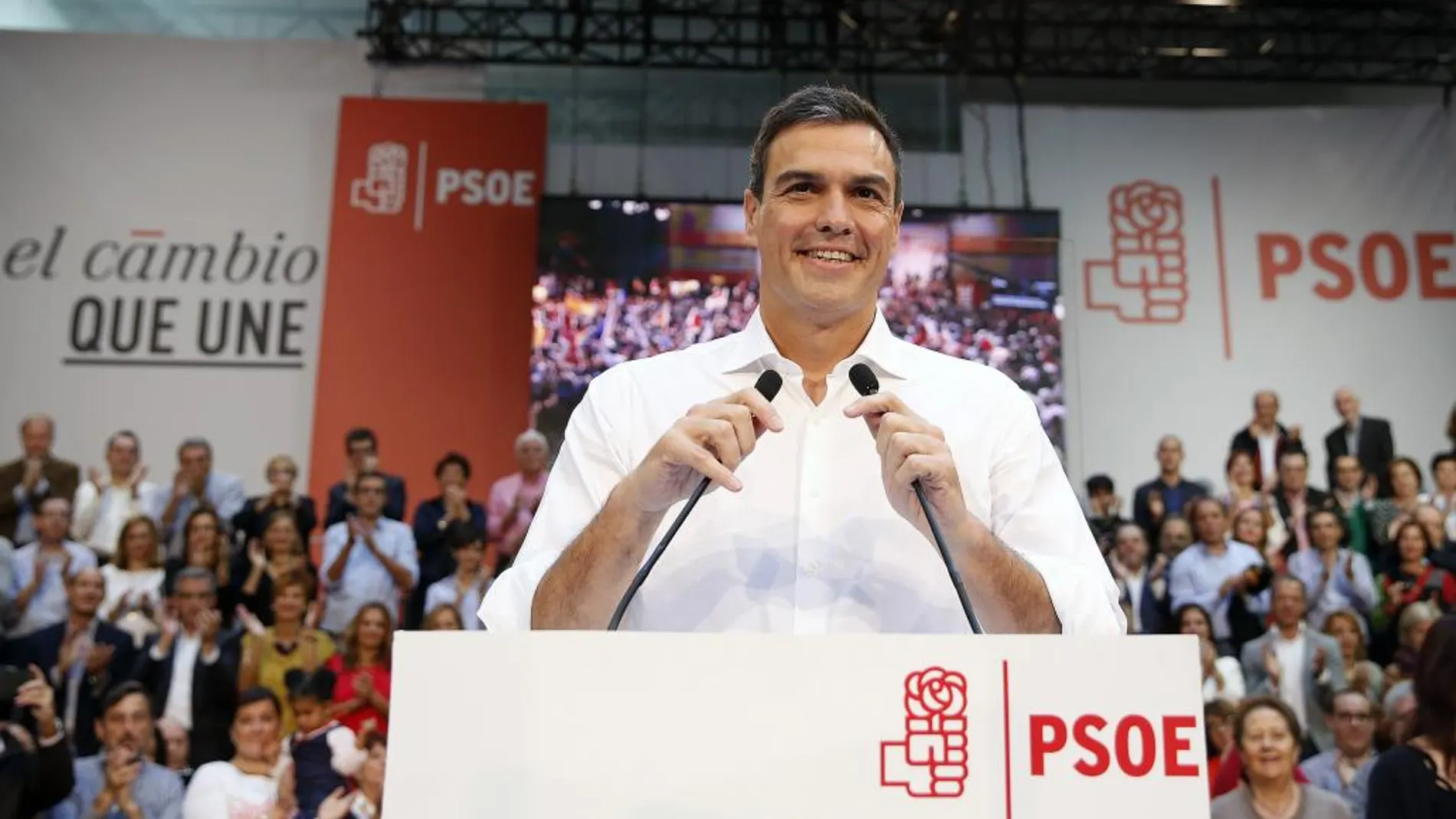 El secretario general del PSOE, Pedro Sánchez, durante su intervención hoy en el acto de presentación de las candidaturas al Congreso y el Senado con las que los socialistas van a concurrir a las elecciones del próximo 20 de diciembre