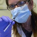 Una enfermera contempla una jeringuilla con una vacuna experimental contra el ébola, en una imagen de archivo