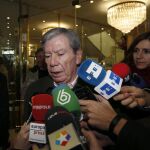 El exministro del Interior, José Luis Corcuera, atiende a los medios de comunicación a la salida de la reunión que varias decenas de históricos dirigentes del PSOE