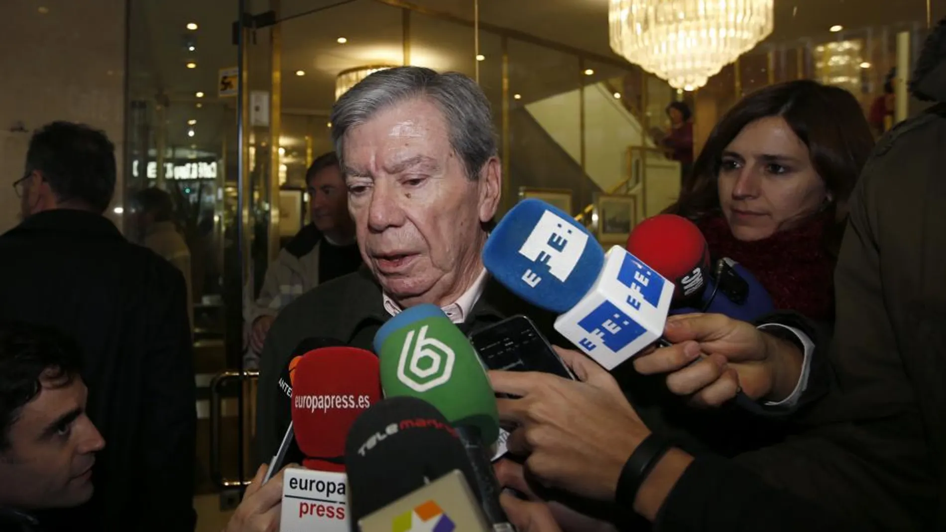 El exministro del Interior, José Luis Corcuera, atiende a los medios de comunicación a la salida de la reunión que varias decenas de históricos dirigentes del PSOE