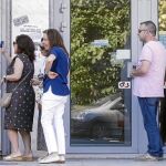 Ciudadanos griegos hacen cola para sacar dinero en un cajero ante las restricciones impuestas por Tsipras