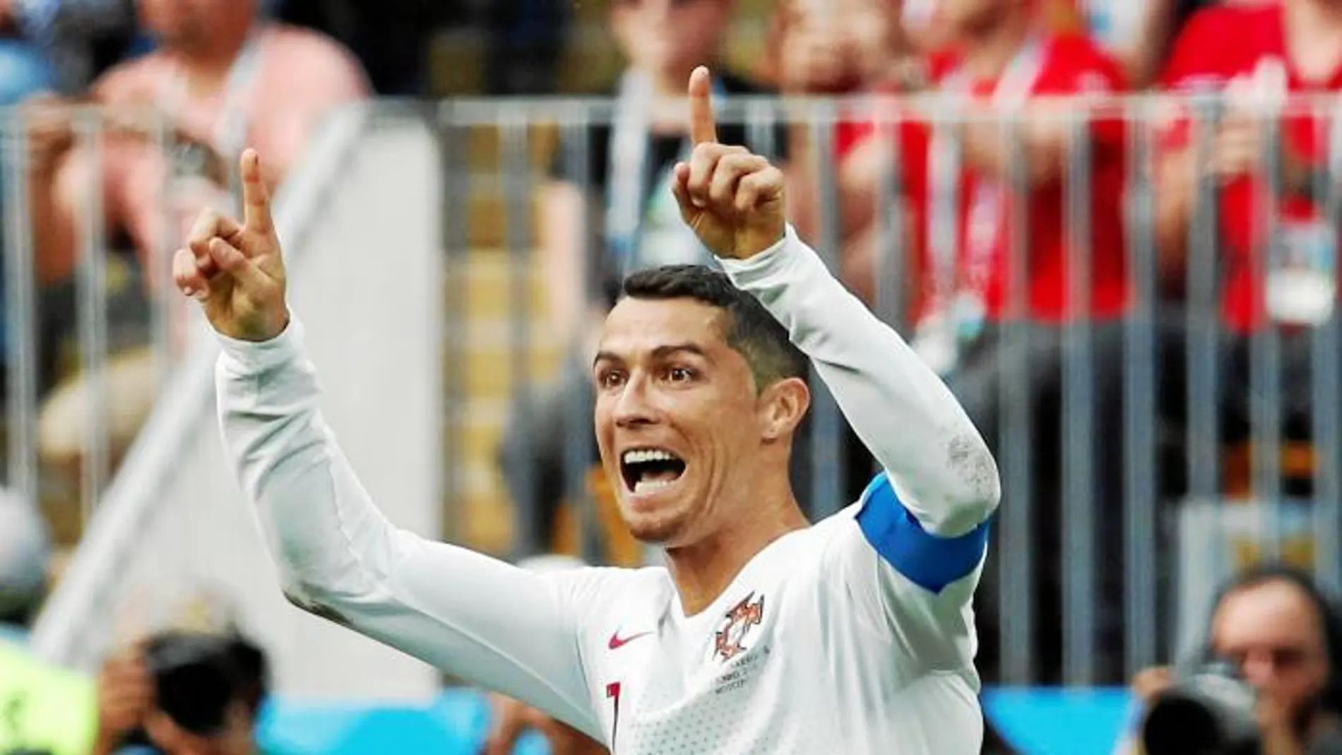 Ronaldo pide al árbitro que revise en el VAR un posible penalti en el partido entre Marruecos y Portugal