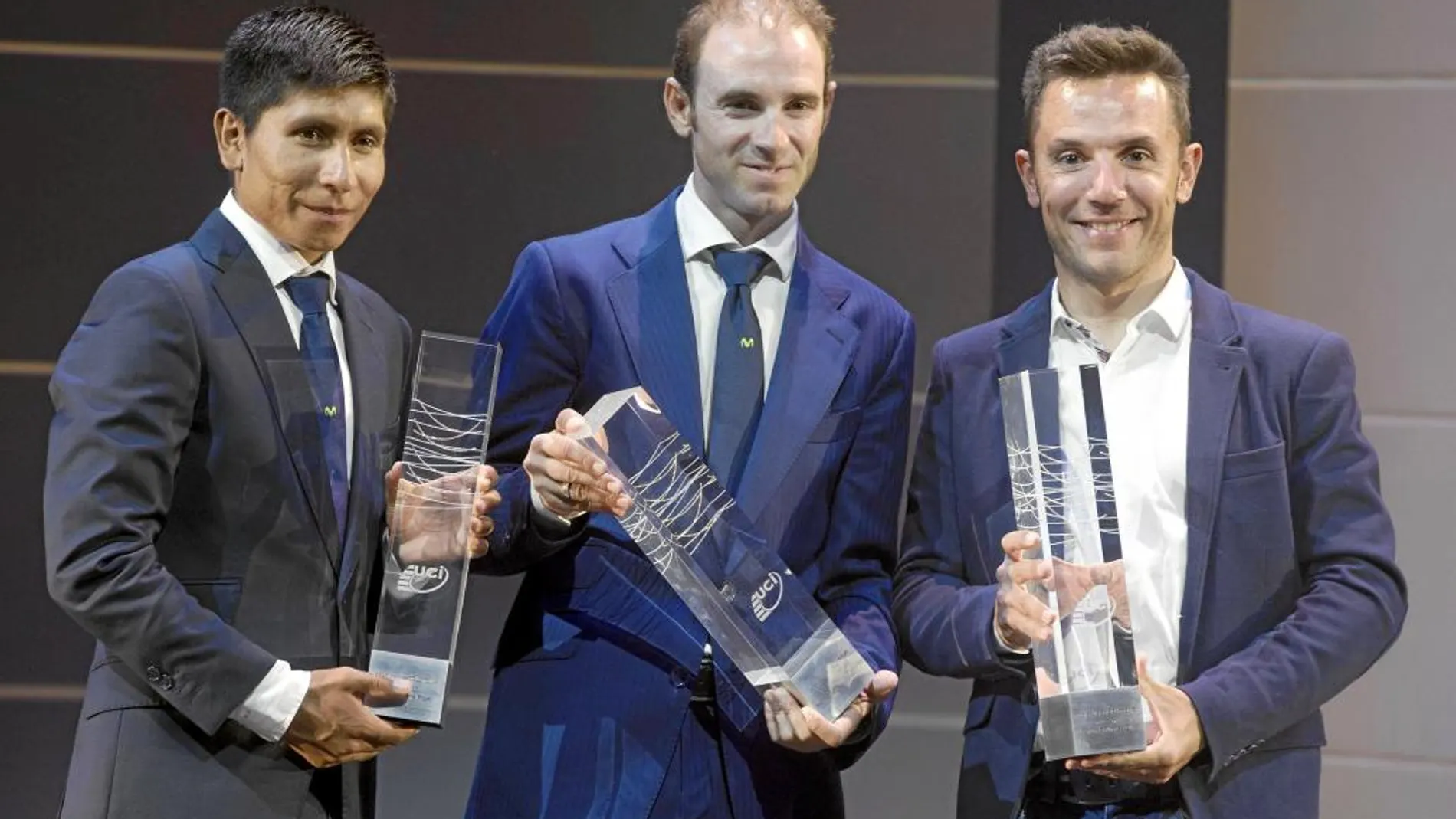 Valverde, con el trofeo de número uno, junto a Purito y Quintana