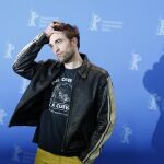 Robert Pattinson durante un momento de la rueda de Prensa en Berlín
