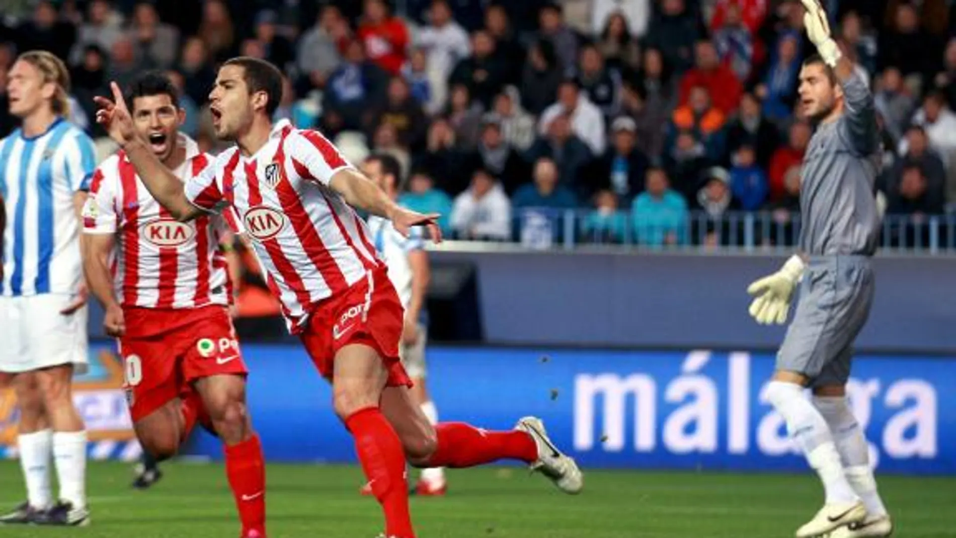 Domínguez celebra su gol junto al Kun