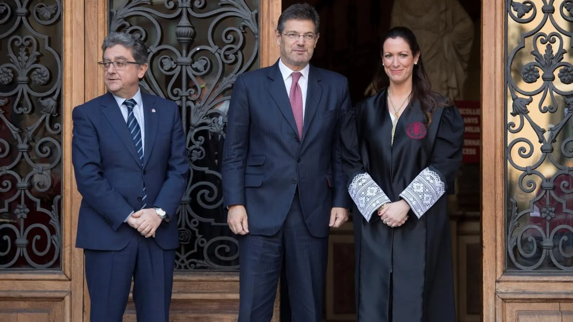Rafael Catalá junto al delegado del gobierno en Cataluña, Enric Millo, y la decana del colegio de abogados de Barcelona, Maria Eugenia Gay/Efe
