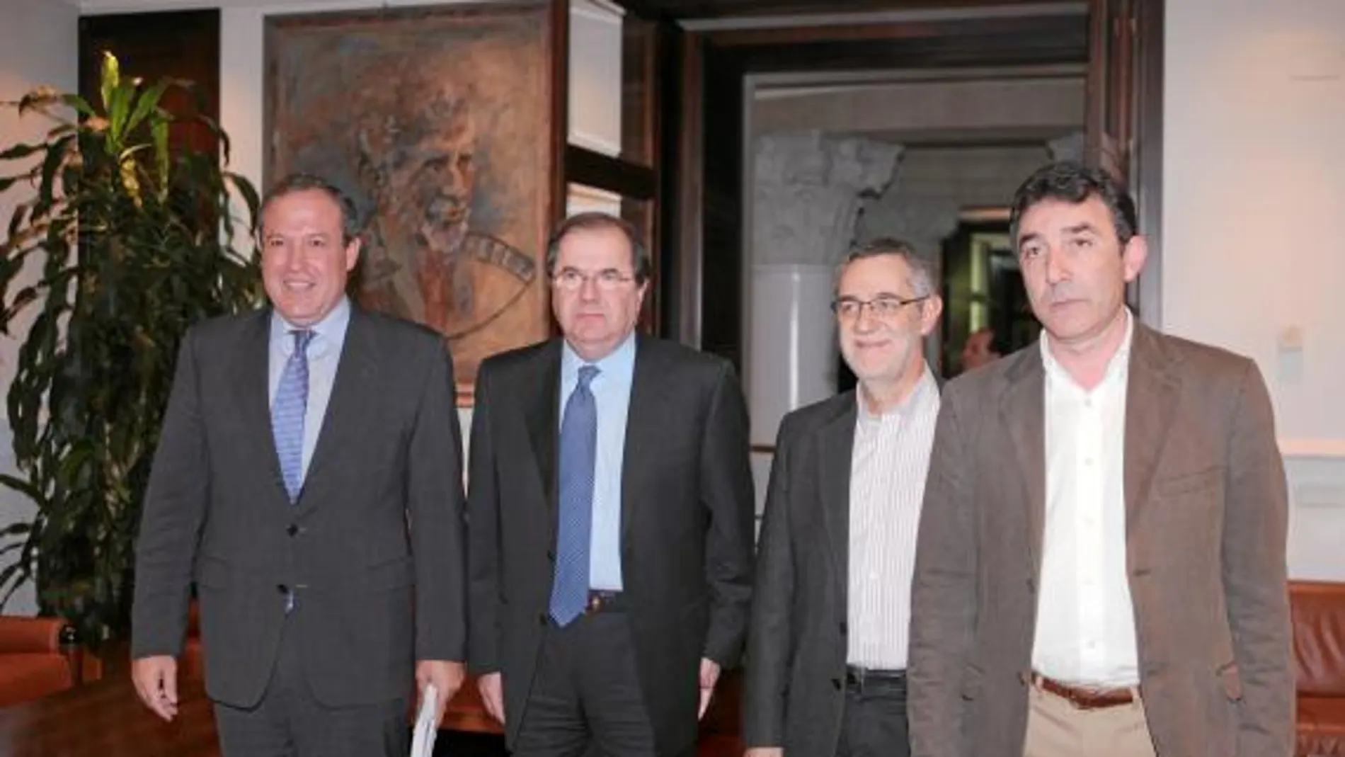 Jesús Terciado, Juan Vicente Herrera, Agustín Prieto y Ángel Hernández, momentos antes de la firma