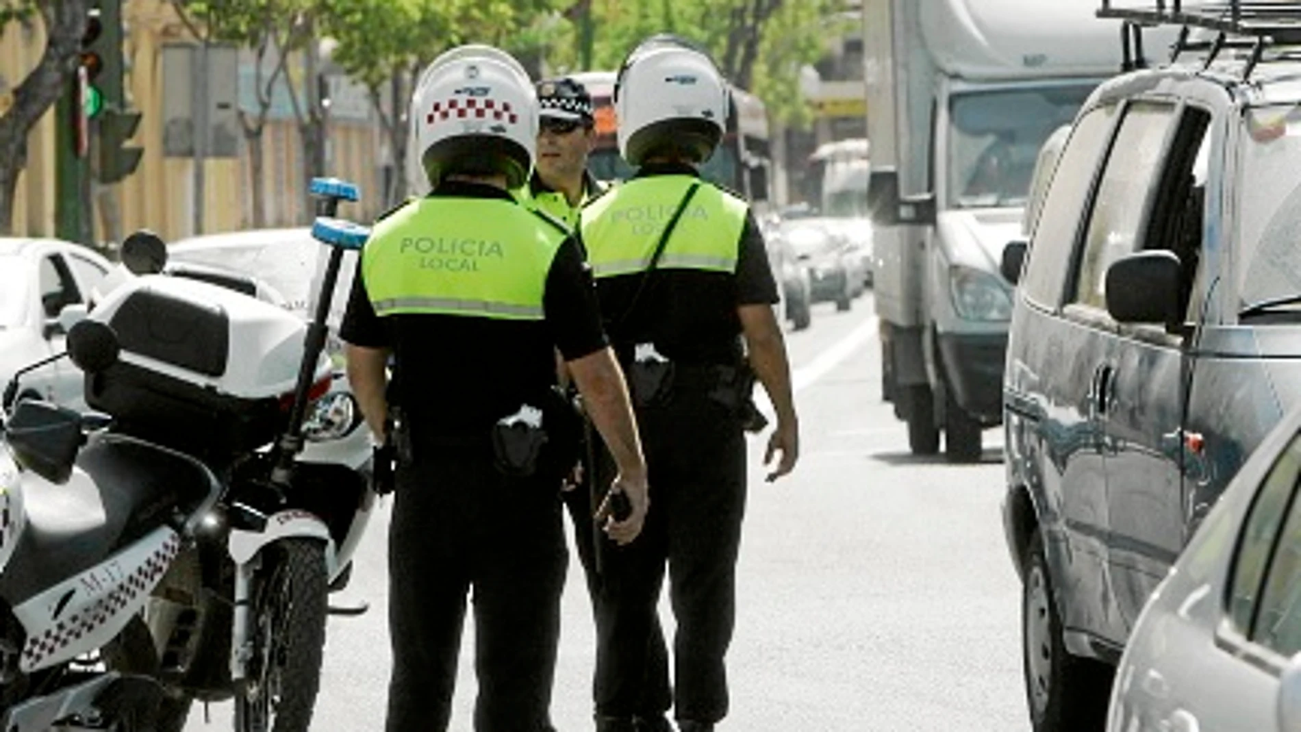 Una patrulla policial controla el tráfico en una de las principales avenidas