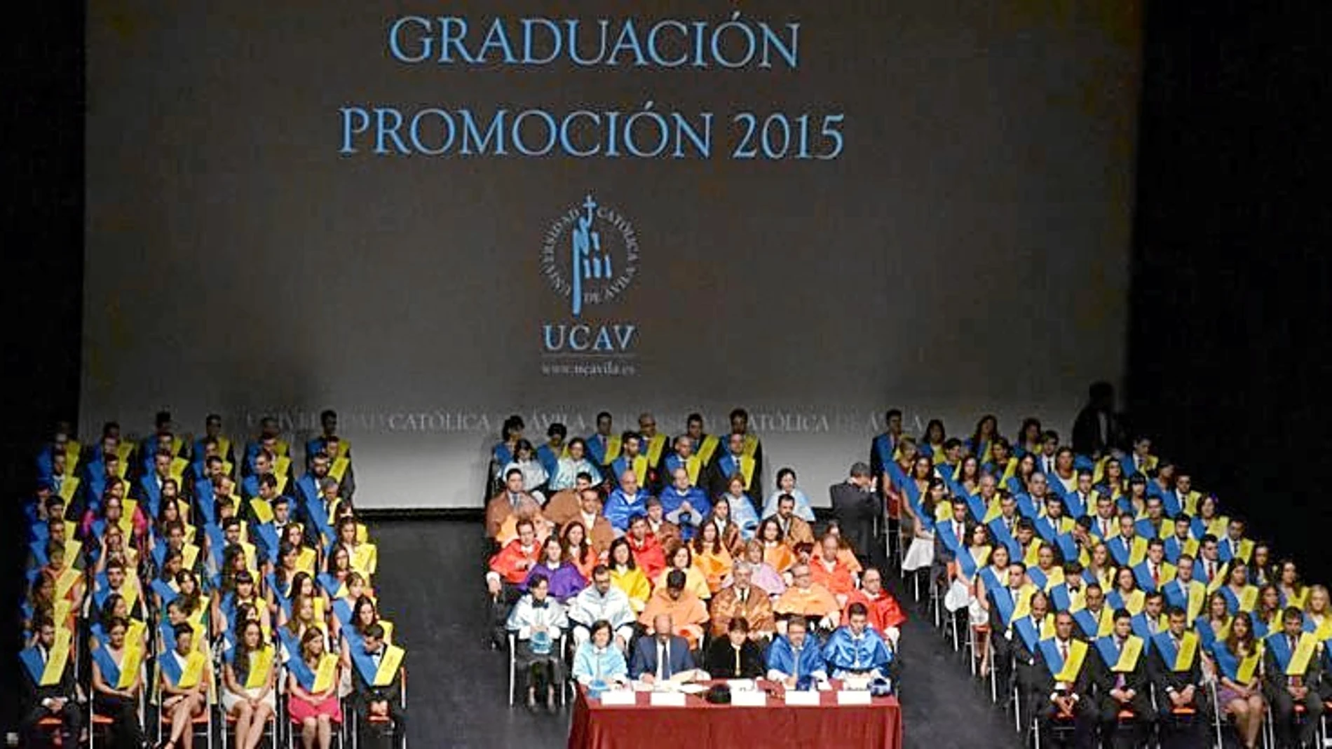 Solemne Acto de graduación de la Universidad Católica de Ávila, en la que participaron la rectora María del Rosario Sáez Yuguero, García Nieto y 130 alumnos