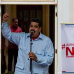El presidente venezolano, Nicolás Maduro, participa en la manifestación contra la ley de amnistía aprobada en la Asamblea Nacional el pasado jueves 7 de abril de 2016, en Caracas (Venezuela).