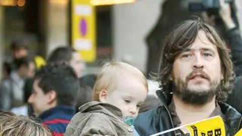 Muchos españoles salieron a saludar al Papa con sus hijos en Barcelona