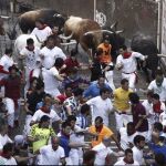 Los mozos corren delante de los toros salmantinos de Domingo Hernández, con el hierro de Garcigrande, en el penúltimo encierro de los sanfermines