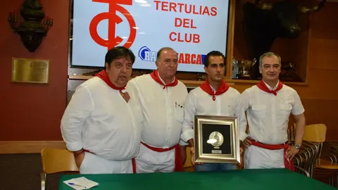 Ivan Fandiño junto al jurado del Diario de Navarra, quien concede este galardón
