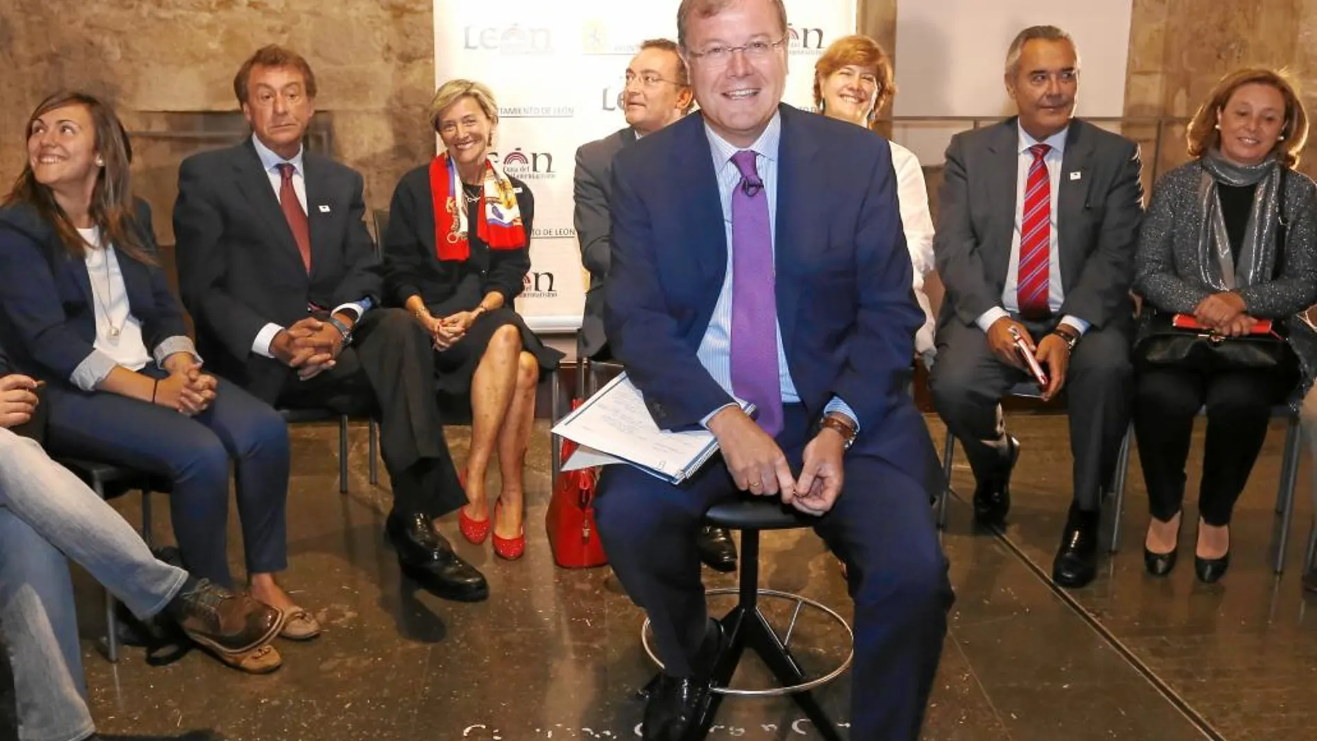 El alcalde de León, Antonio Silván, hace balance junto a su equipo