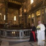 El papa visita la Basílica de Santa María la Mayor junto al cardenal español Santos Abril y Castelló en Roma, tras regreso de su viaje por América Latina.