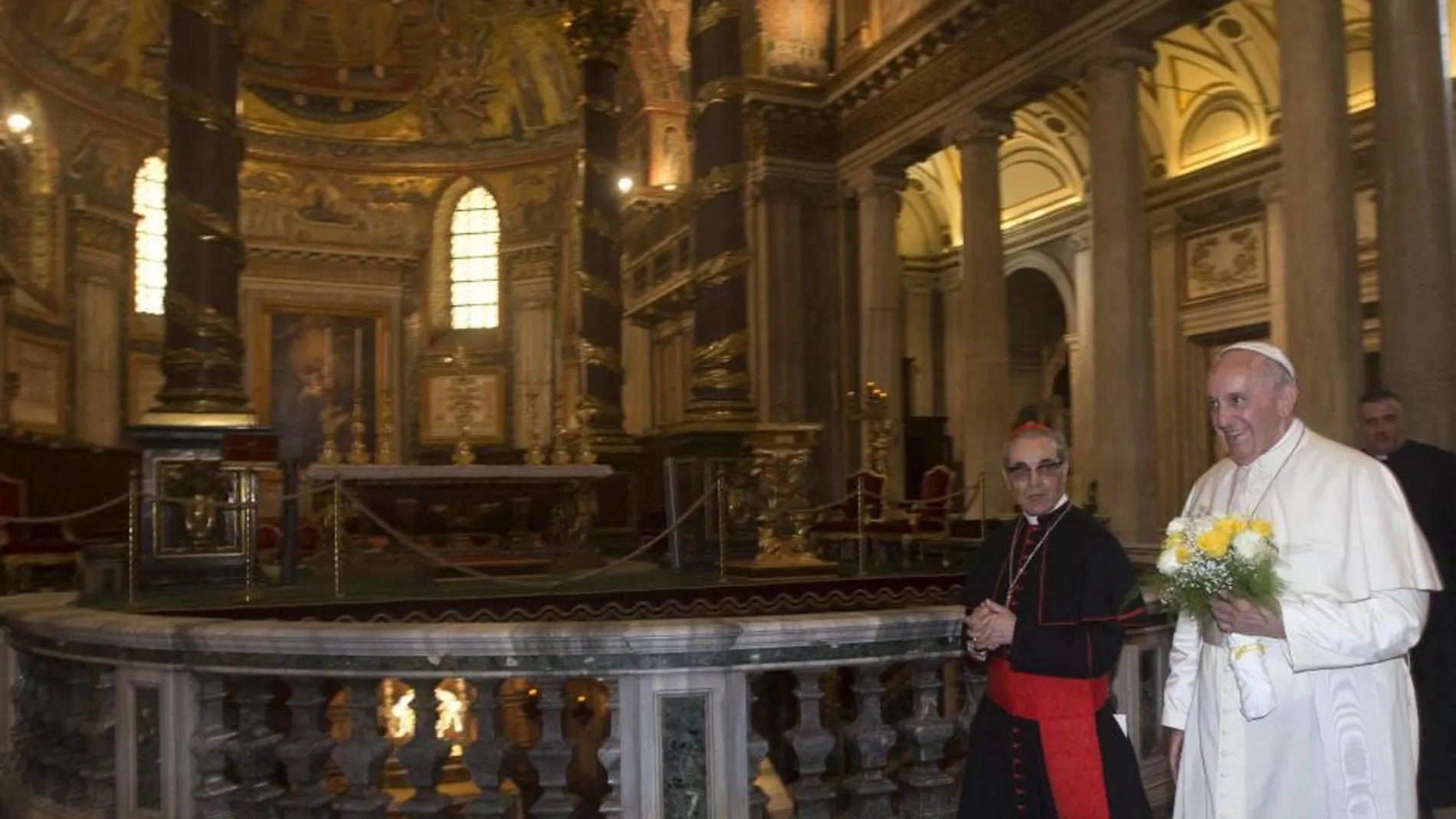 El papa visita la Basílica de Santa María la Mayor junto al cardenal español Santos Abril y Castelló en Roma, tras regreso de su viaje por América Latina.