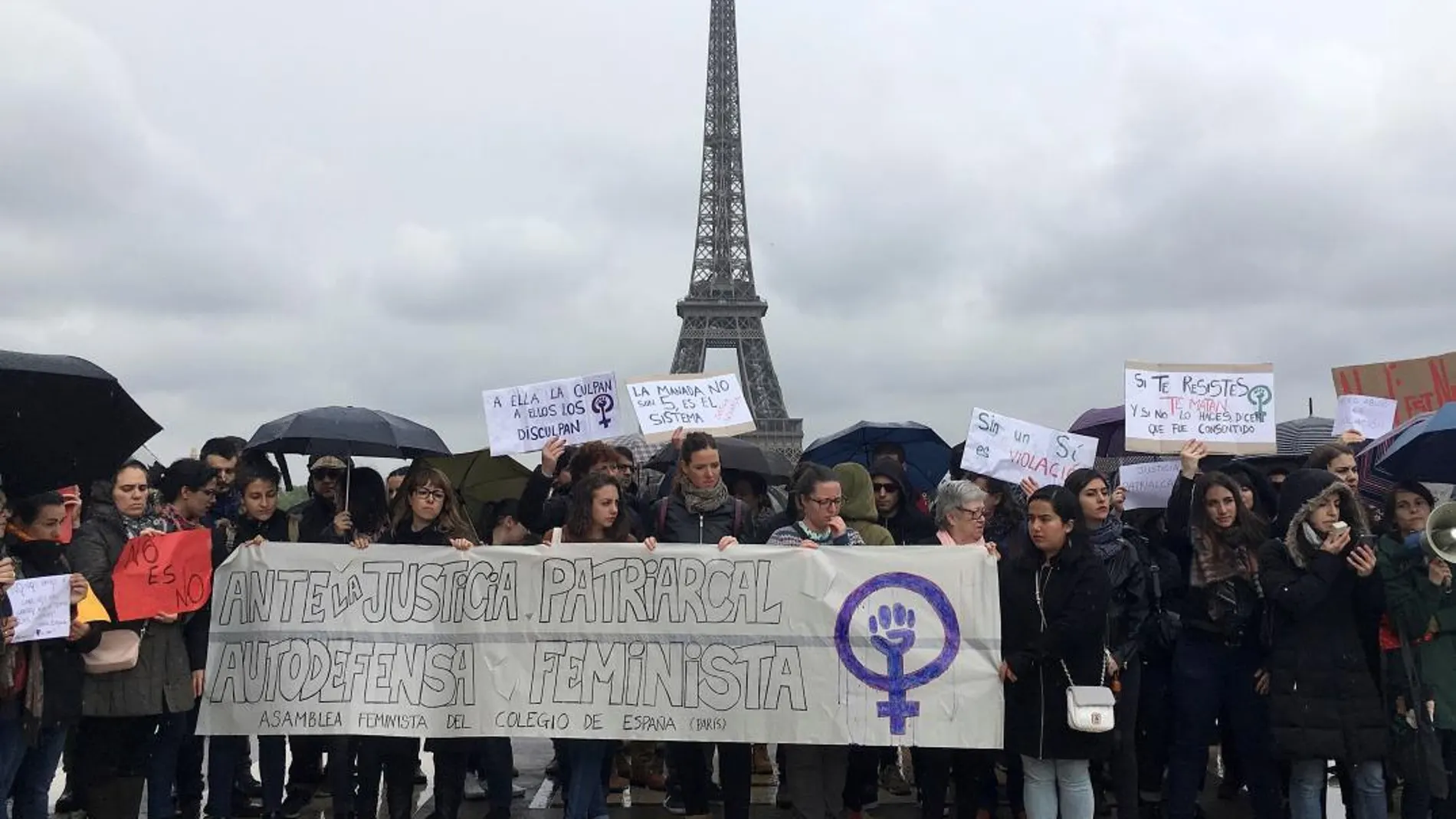 Unas 200 personas se manifestaron hoy en París para protestar contra la sentencia de La Manada. EFE/Luis Miguel Pascual Gómez