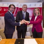 Firma del convenio entre los consejeros Juan Carlos Suárez-Quiñones, Alicia García, y el alcalde de Ávila, José Luis Rivas, para dar una solución a las familias que tengan dificultades para acceder a una vivienda