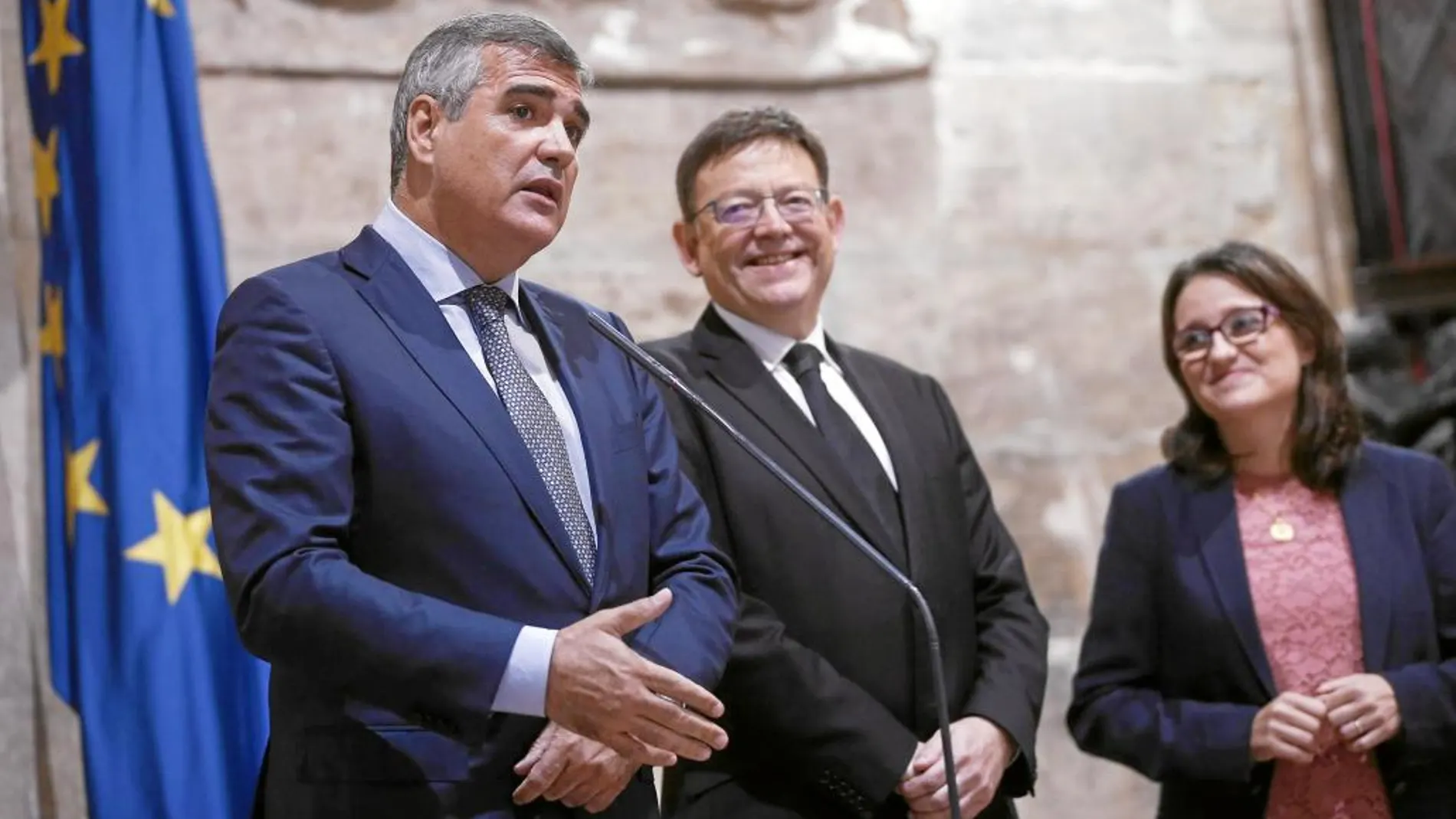 El presidente de Baleària, Adolfo Utor, junto al jefe del Consell, Ximo Puig y la vicepresidenta Mónica Oltra