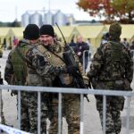 Soldados eslovenos hacen guardia en un centro para refugiados cerca de la frontera con Croacia en Sredisce ob Dravi (Eslovenia)