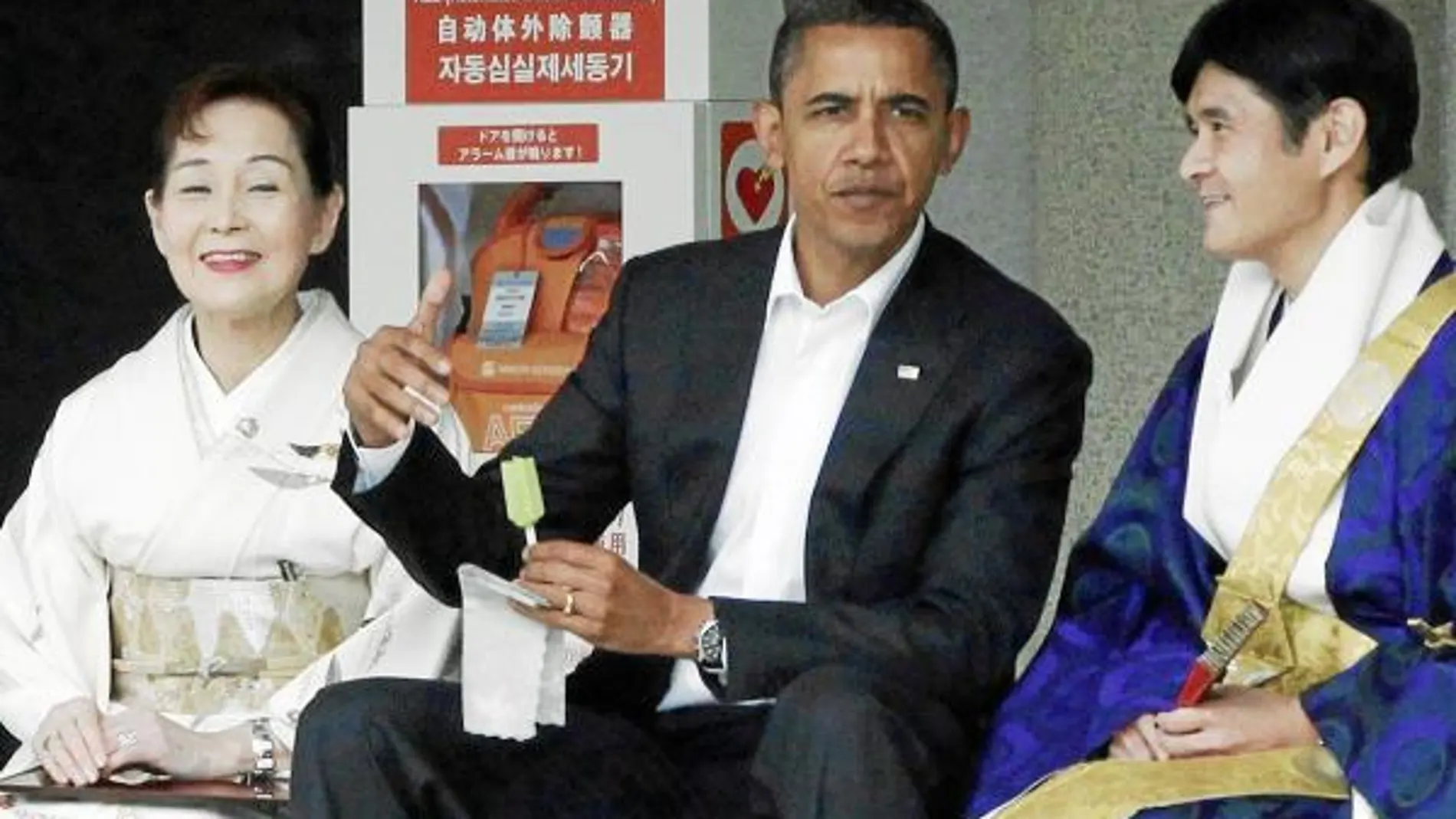Obama disfruta de un helado en su visita a Kamakura (Japón)