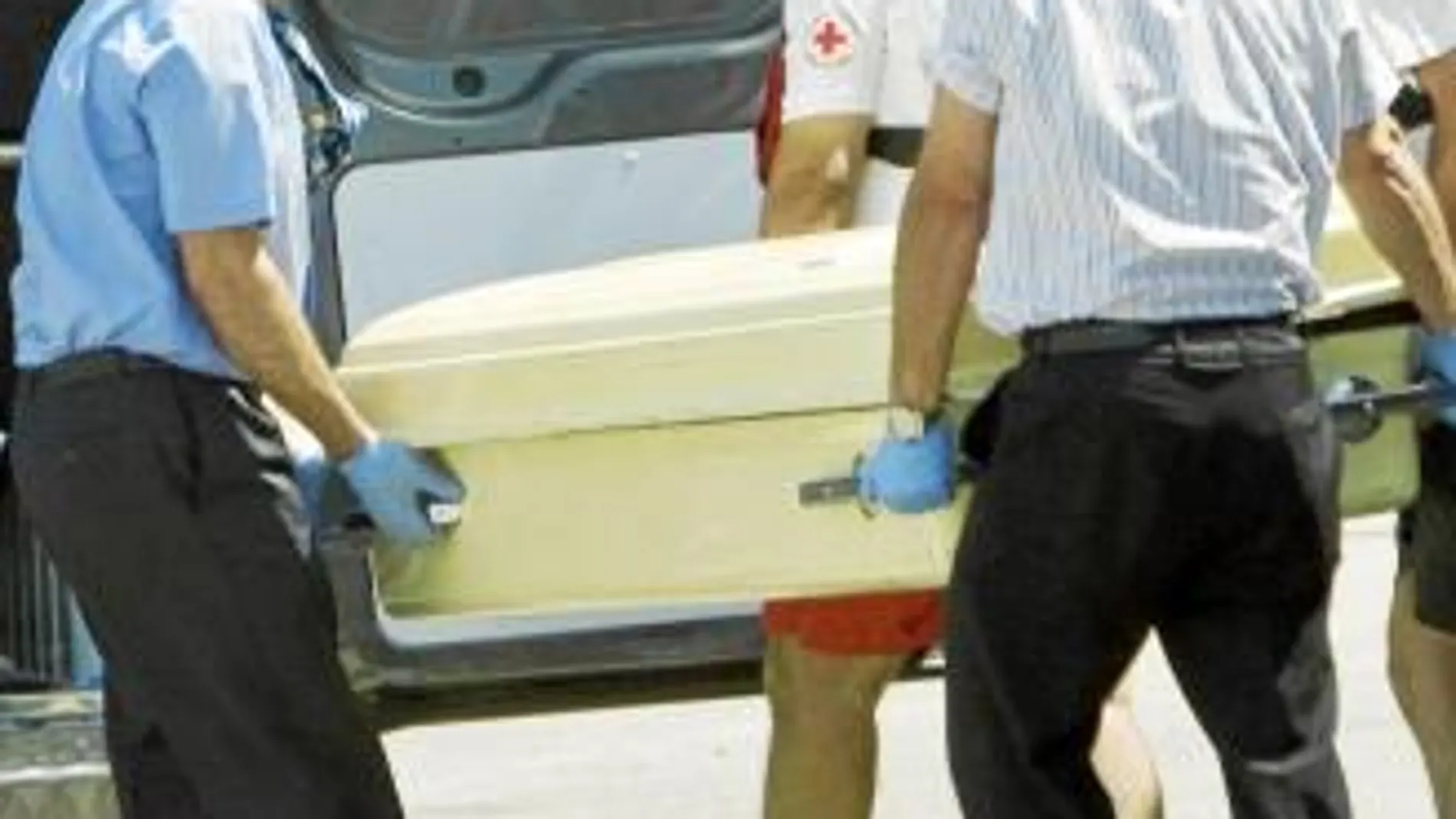 Miembros de C. Roja y funerarios trasladan el cadáver hallado en Dénia