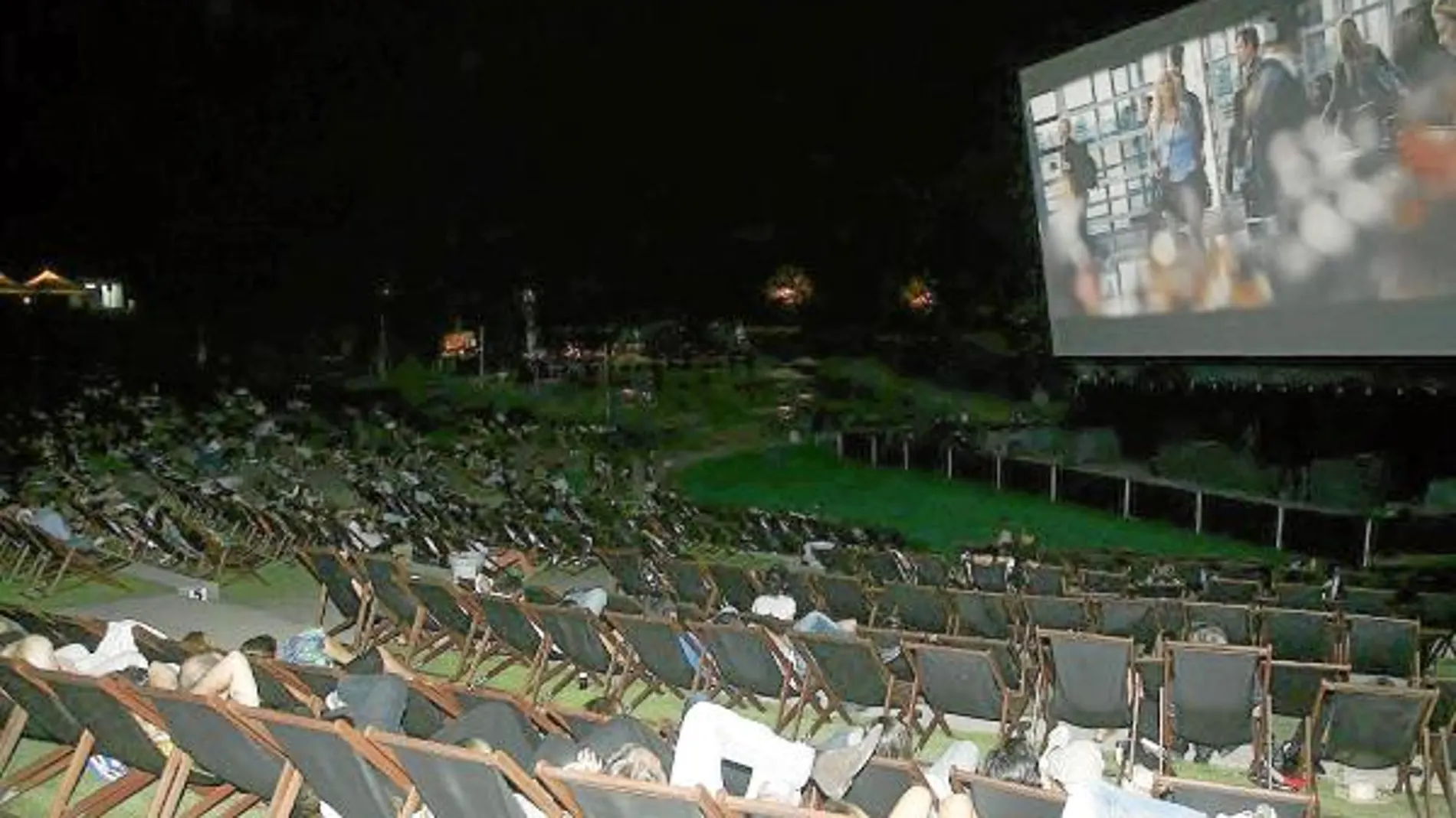 2.000 hamacas cubren el parque para ver la cinta en una pantalla de 300 metro cuadrados