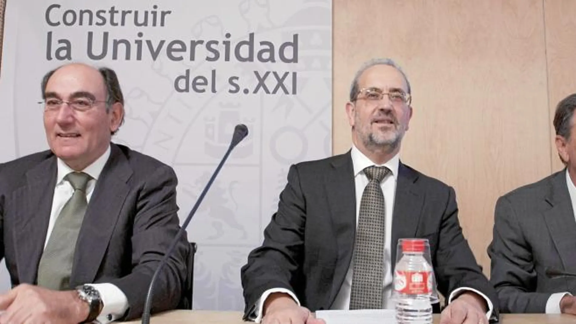 El rector Daniel Hernández Ruipérez, flanqueado por Ignacio Sánchez Galán y Juan José Mateos