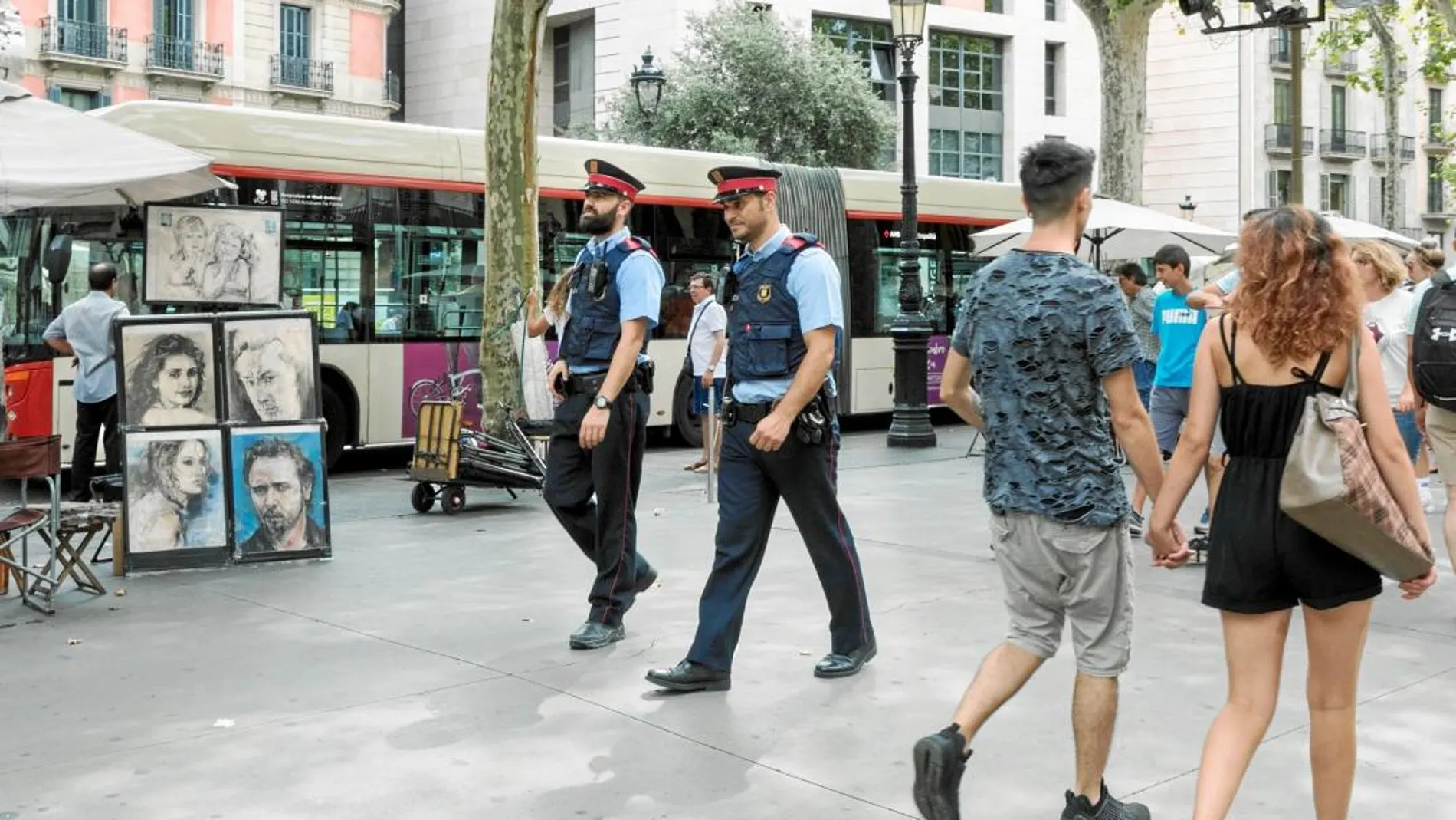 Agentes de la policía autonómica catalana patrullando en Las Ramblas de Barcelona