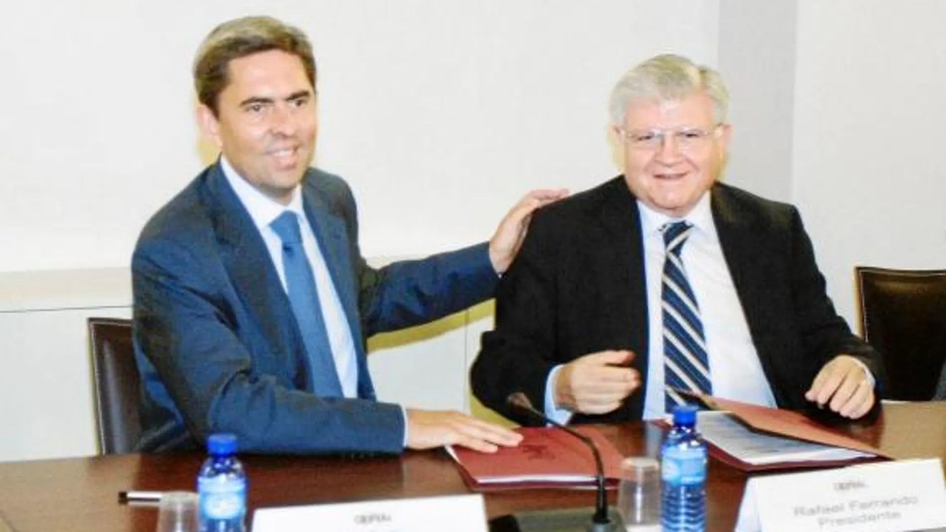 El conseller de Industria (izq) junto al presidente de Cierval, tras la firma de los convenios