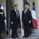 El presidente francés, Francois Hollande, acompañado de Nicolas Sarkozy