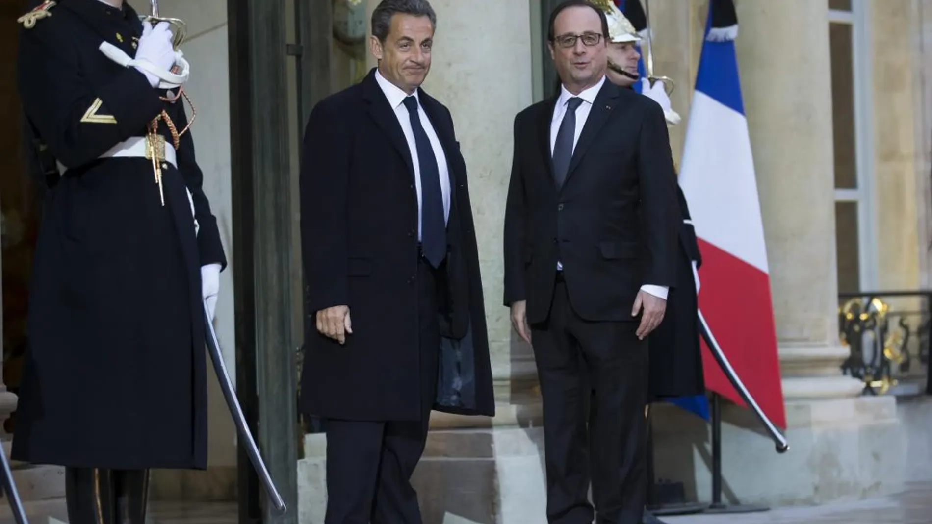 El presidente francés, Francois Hollande, acompañado de Nicolas Sarkozy