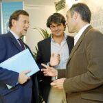 Mariano Rajoy y Francisco Camps conversan tras la reunión