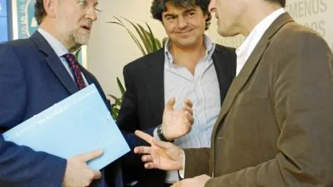 Mariano Rajoy y Francisco Camps conversan tras la reunión