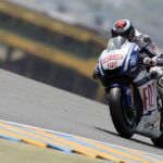 Lorenzo se pone líder de MotoGP al ganar a Rossi en Le Mans
