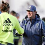 Benítez a la mano a Gareth Bale, quien marcó cuatro goles en el último choque