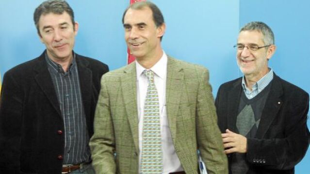 El consejero de Familia, César Antón, con los sindicalistas Ángel Hernández (CC OO) y Agustín Prieto (UGT)