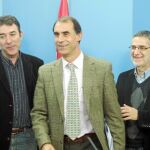 El consejero de Familia, César Antón, con los sindicalistas Ángel Hernández (CC OO) y Agustín Prieto (UGT)