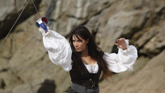 Pilar Rubio y Oscar Jaenada ruedan una de piratas en la Costa da Morte